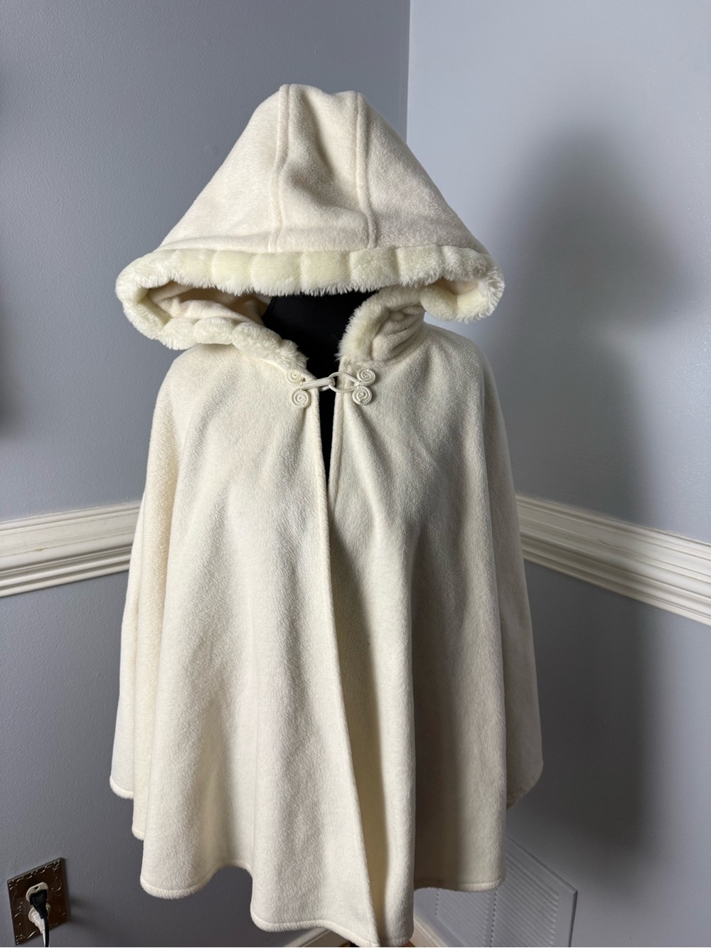 Vintage Worthington Cream Hooded Cape Jacket. One size. Toggle Clasp